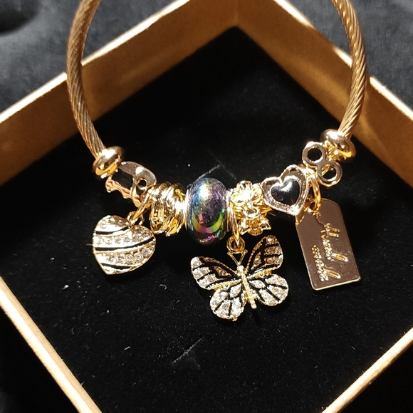 GOLD STAINLESS STEEL TWIST CHARM BRACELET - Picture 4 of 7